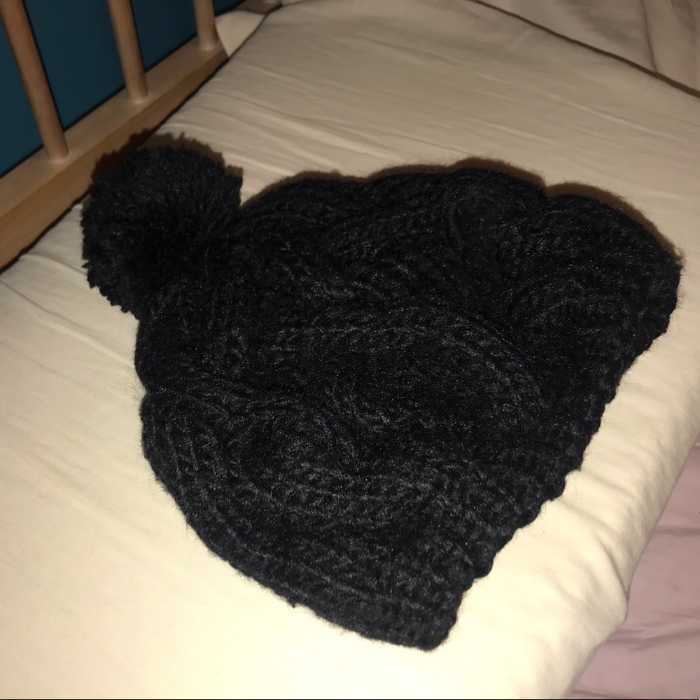 Black Knit PomPom Beanie